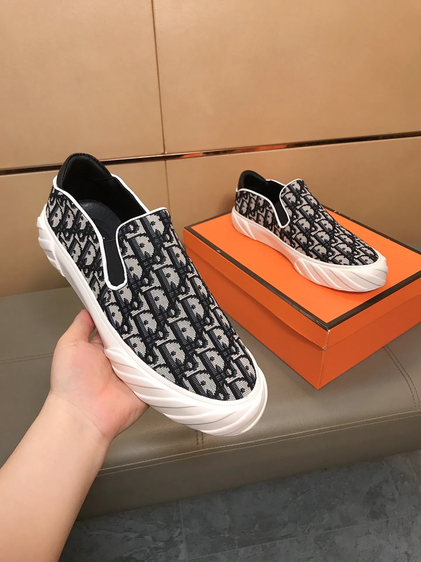Factory price 380 👉👉[Dior] Dior’s latest model is carefully crafted and set off the audience! An international brand that continues to innovate. This men's high-top all-season casual shoe is made of brand printed material on the upper, pigskin lining and rubber non-slip outsole. It is breathable and comfortable and speaks for itself with quality👄 Size: 38-44